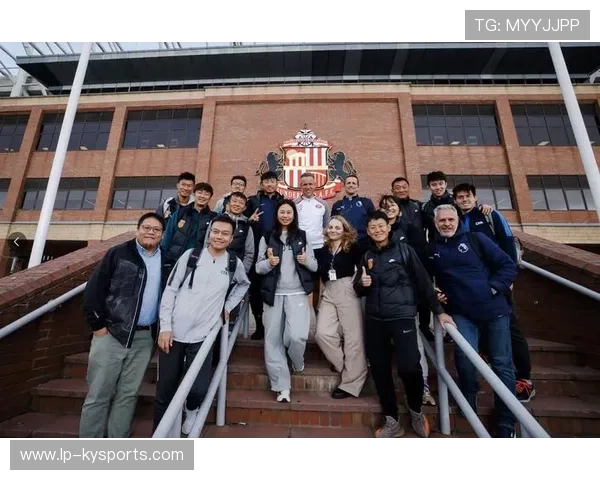 足球联赛在青训扶持中推动俱乐部合作办学与学分互认试点，足球青训和学校合作协议